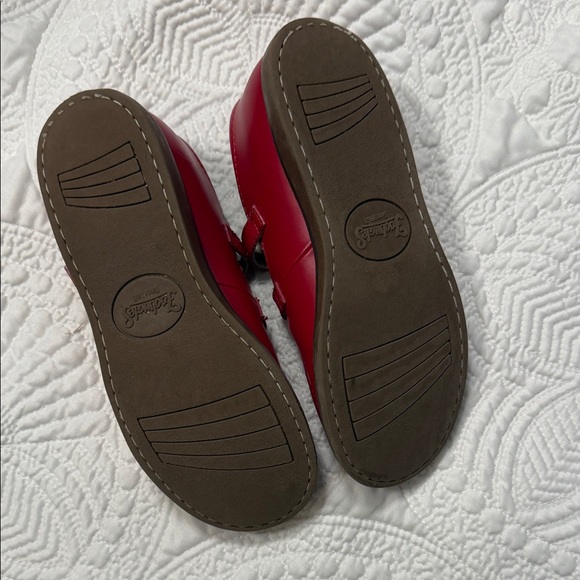 FootMates Classic Red Shoes - Picture 3 of 10